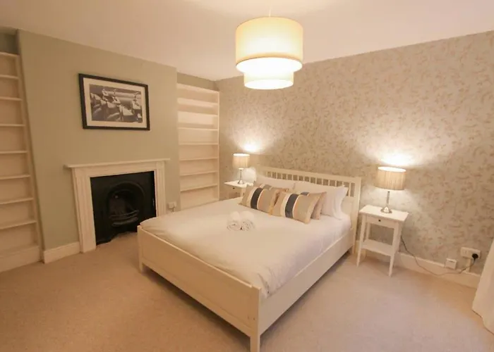 Large Clifton One Bed Flat And Parking Apartmán