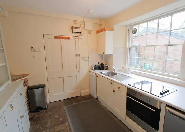 Large Clifton One Bed Flat And Parking Bristol