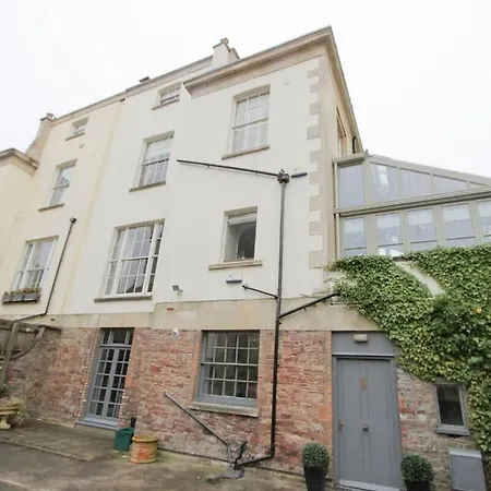 Large Clifton One Bed Flat And Parking Apartment