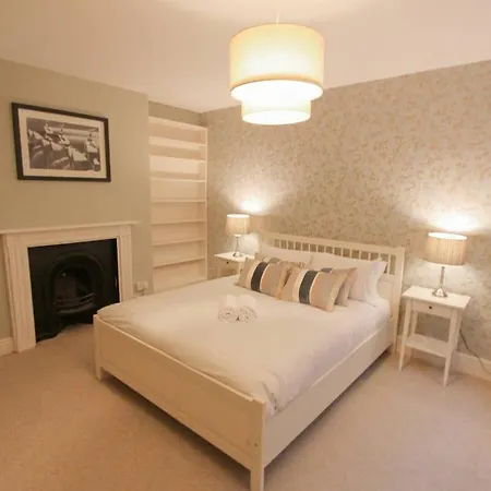 Large Clifton One Bed Flat And Parking Apartman